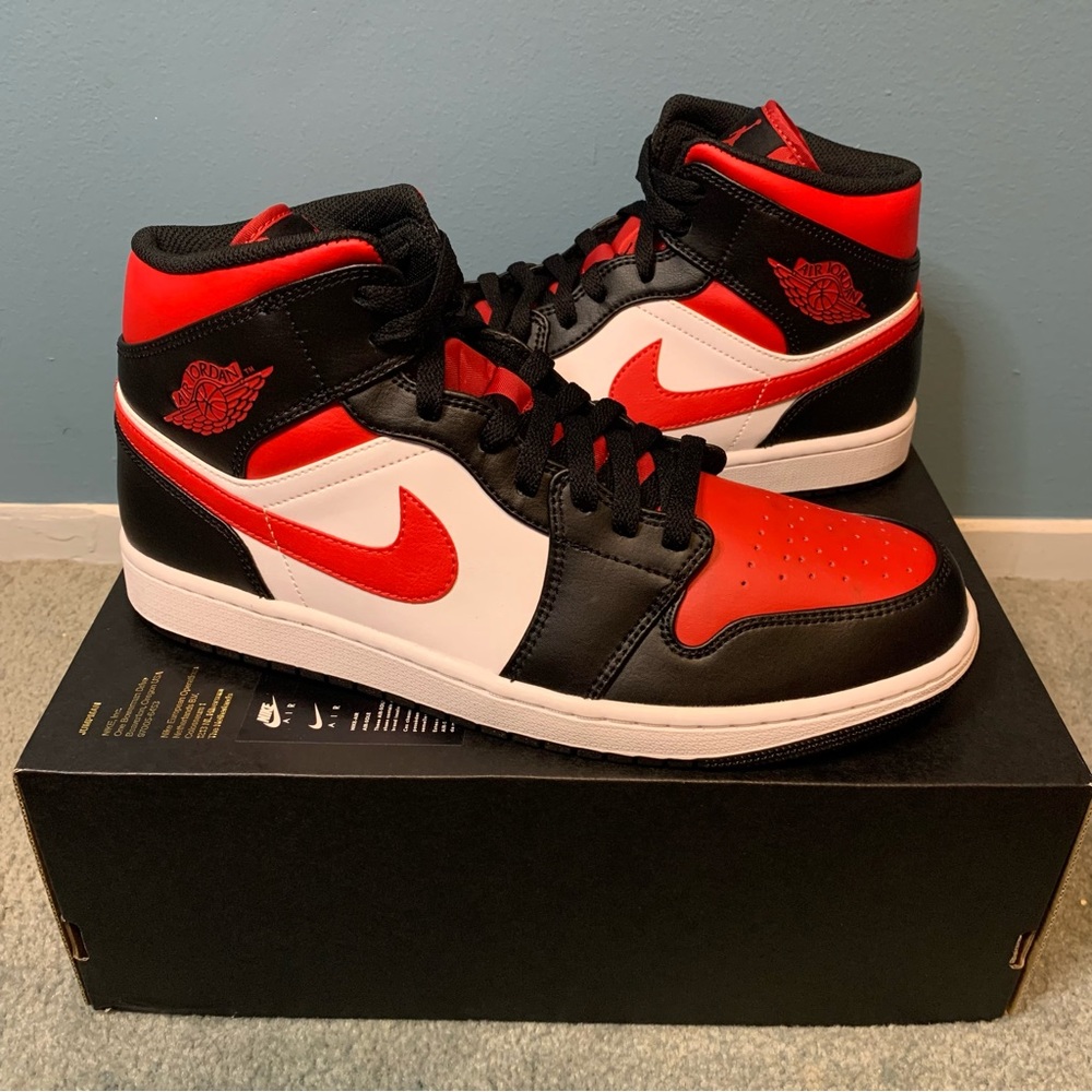 Nike Air Jordan 1 Mid 'Bred Toe' 554724-079 Size 11 No Lid Red Black Dead-stock